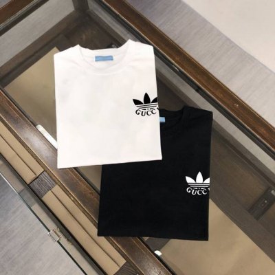 Gucci 25Ss夏季新款圆领短袖T恤！高端纯棉面料，手感质感都极完美！修身裁剪设计干净利落！时尚又好看！走线做工非常精致！版型效果超赞！而且透气性能超强！任
