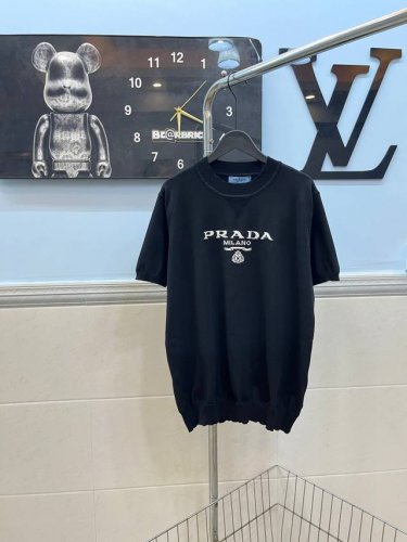 款号180 prada普拉达字母色织三角标针织圆领短袖 原版面料 官方同款衫 定制网纱 毛衣针织面料 手感非常舒服 春夏最新砖柜同步 时尚又个性 超级百搭好看