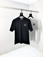 罗意威。穿200斤。宽松版 顶级货品2025春夏新款首发专柜最新款短袖圆领T恤 高端订制 设计前卫时尚！品牌Logo重工艺设计 高端定制天丝面料.手感柔软.穿着