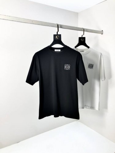 罗意威。穿200斤。宽松版 顶级货品2025春夏新款首发专柜最新款短袖圆领T恤 高端订制 设计前卫时尚！品牌Logo重工艺设计 高端定制天丝面料.手感柔软.穿着