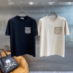 迪家 Dior T恤 口袋上的精致时尚胸前口袋位置独特的品牌标识图案，一个是黑白交织的现代感设计，一个是棕色调的复古风格，满满的高级感。面料柔软亲肤，穿着舒适自