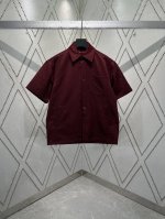 G家 25Ss新款衬衫采用宽松方形剪裁，搭配尖领与胸前口袋。酒红色Gg棉布提花面料，别具雅致风范。 码数：46.48.50.52.