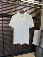 p240 Dio&迪2025Ss新款Polo衫。采用定制棉再生纤维素纤维聚酯纤维混纺面料，自带清凉感，抗皱吸汗速干，上身舒适度极高；胸前饰以品牌字母Logo，低