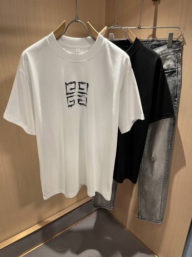 Giv*Chy 纪*希2025春夏新款男女同款短袖T恤，主创时尚注入了全新时尚能量。通过探索各种题材和性感魅力，极具辨识度，引领全新街头时尚潮流。该款是G家独家