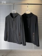 #Huan P430 316 Ez连帽夹克，杰尼亚新品夹克。此款夹克精选微弹天丝羊毛面料，简约干练。展现全新面料，其风格现代，且具有都市新潮魅力。7%氨纶。氨纶