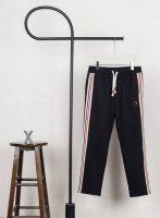款号Xb0128 moncler 蒙口标识刺绣侧边织带直筒裤 男女同款 官网细节一致 全套包装 三标齐全 防潮纸 区别市场通货 随意对比 情侣款 不起球 不掉色