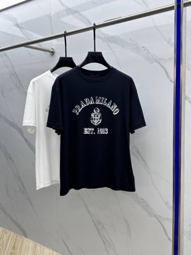 prada 普拉达 2025春夏新款首发专柜最新款短袖圆领T恤 高端订制 设计前卫时尚！品牌Logo重工艺设计 高端定制丝光长绒棉面料.手感柔软.穿着舒适.专柜