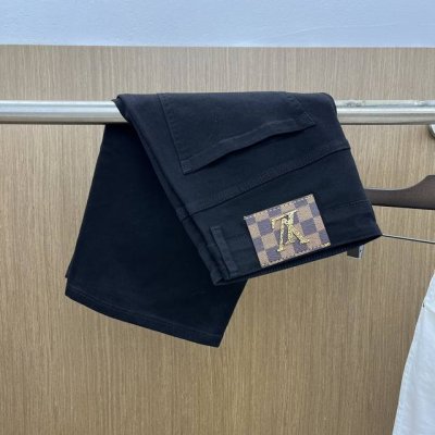 V 高端定制 25Ss春夏新款 男士小直筒原单 牛仔短裤 早春新款超柔软，弹力面料，复杂的手工艺叠加，任何一个洗水环节多停留几秒都会变成完全不一样的颜色效果，所