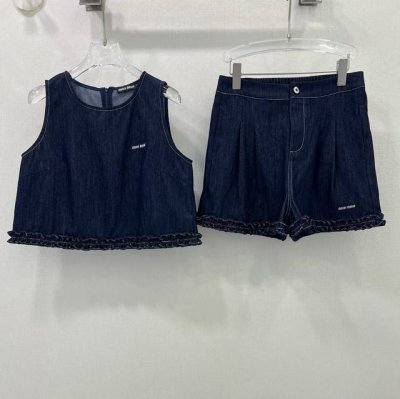 miu Mi*25新款套装 无袖上衣下摆拼接花边 高腰短裤 定制字母纽扣 胸前口袋经典Logo字母刺绣 立体修身裙摆剪裁 上身气质优雅 客供牛仔面料 一色三码