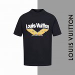 款号#Z79 Lv 植绒字母图标圆领短袖 Louisvuitton官网一致款式 面料：32支双纱280克纯棉面料 同缸同色织染螺纹 颜色一致 工艺：进口机器植绒