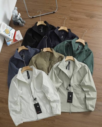 上新 品牌：露露乐蒙 Lululemon 尺码：M-L-Xl-Xxl-Xxxl 颜色：黑色-宝石蓝-云杉绿-亚麻色-褐色-骨白色-雾影灰 面料科技: 轻量化 柔