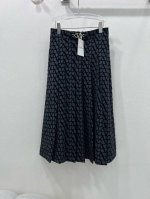 Valentin*华伦25早春新款定制植绒定制面料 超级大摆长半裙设计！腰头五金V饰品装饰，时尚高级！非常好看 休闲时髦又有高级感 版型剪裁恰到好处不会太大件