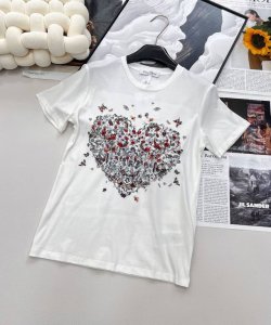 Dior 限定款重工蝴蝶花卉刺绣短袖T恤 **森系仙气 高定级重工刺绣 以自然为灵感 Dior匠心打造限定款森系T恤 满幅立体蝴蝶与花卉刺绣 每一针皆诠释浪漫诗