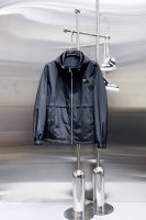 春季爆款 ！ 普拉达 2025春季新款夹克外套，秀场新品品相非常完美，记忆面料舒适保暖，三标齐全色泽饱满诱人，非常出彩的设计，轻松将时髦感进阶，做工极为考究严谨