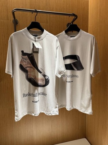 上新！ 看腻了千篇一律的Logo刺绣款 是时候来件有设计感的T恤了！“老爹时尚”重现大众视野。这两款Balenciag* 25Ss短袖 分别来自篮球鞋、太阳镜两