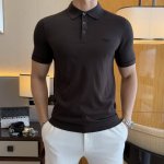 杰尼娅 2025Ss蛇年春夏新款polo领短袖系列。精选优质蚕丝绵棉面料，时尚大牌元素Logo设计，上身版型超赞，面料细腻舒适透气，随意搭配都超级好看时尚型男必