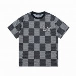 隔天到 Louis Vuitton 路易威登 珍珠字母棋盘格 大Logo标识精致升级，灵感源自八十年代复古刺绣 原版面料 官方同款 短袖T恤 同缸染面料 手感非