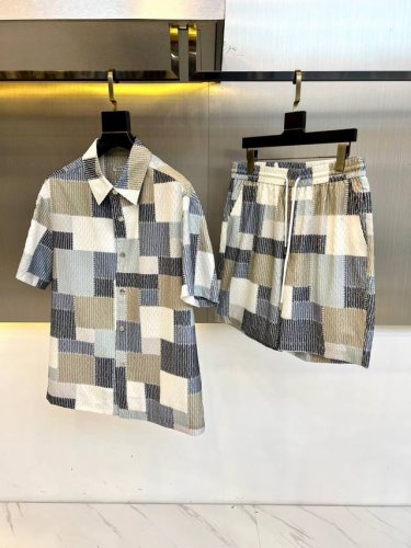 Lowe罗意威、25男装字母满印短袖衬衫+短裤套装。最新老花元素浮雕提提花短袖休闲运动套装 ，年轻时髦中透露出气质，时尚的概念，当属夏季短袖衬衫力推，经典白+老