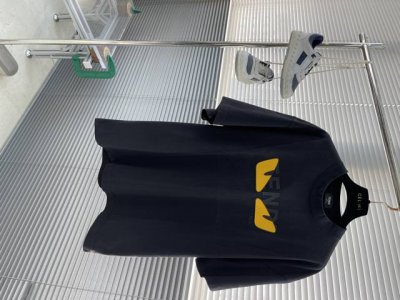Fend 2025新款硅胶小怪物眼睛T恤 小怪兽的眼睛部分采用了硅胶工艺 立体饱满 增加了趣味性和辨识度 双层螺纹领口 肩部通肩压条 280克纯棉面料舒适透气