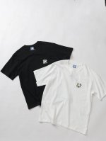 上新 款号: 689# Undefeated五条杠经典落肩宽松短袖男女同款 260G全棉双纱面料定染同色螺纹 胸前数码直喷印花 前后胸立体裁剪 双层面料缝合 定