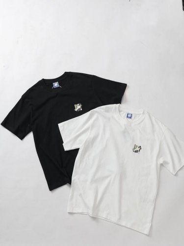 上新 款号: 689# Undefeated五条杠经典落肩宽松短袖男女同款 260G全棉双纱面料定染同色螺纹 胸前数码直喷印花 前后胸立体裁剪 双层面料缝合 定
