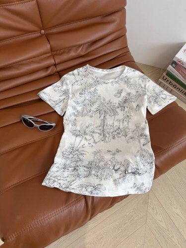 25Ss新品 丛林系列印花短袖T恤 每年必爆的丛林印花系列 非常好穿 自带高级感 妥妥的辨识度 超经典的丛林蝴蝶结图案 下摆字母Logo点缀 面料是很软糯的精梳