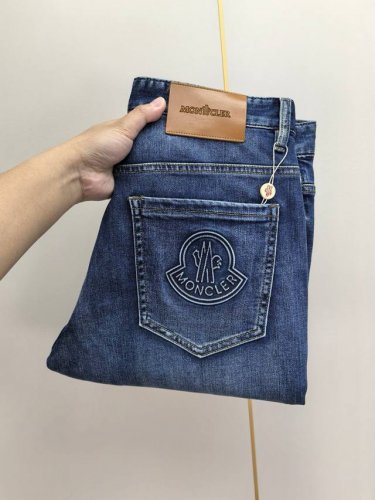 蒙口。2025春夏最新推出男士牛仔裤新品！重工水洗牛仔面料，定制面料和一般牛仔布料比起来，更加柔软舒适！超重工洗水工艺 双工艺洗水 整条裤子，手感舒适，细腻程度