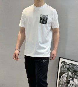 Dio*R迪奥25S春夏新款圆领T恤.胸口经典品牌图形烫画工艺.口袋造型.Cd经典花型.精致3D立体烫钻.高品质出品.款式兼具了时尚与休闲的格调，小螺纹领口～1