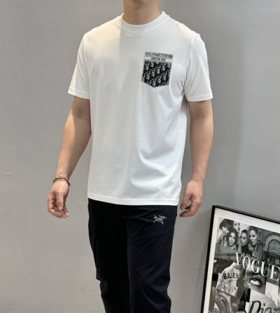 Dio*R迪奥25S春夏新款圆领T恤.胸口经典品牌图形烫画工艺.口袋造型.Cd经典花型.精致3D立体烫钻.高品质出品.款式兼具了时尚与休闲的格调，小螺纹领口～1