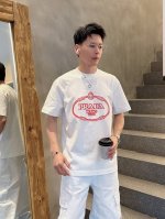 普拉达2025夏季新款短袖T恤，特色的喷绘加刺绣工艺，个性艺术系列全网独家首发 百搭款细节处理完美240克纯棉面料十分精致 原版面料 网红明星同款高版本 高品质