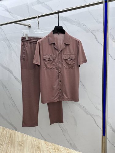 L p2540春夏新款套装 男士翻领开衫短袖 柜台同步发售 简洁时尚百搭 高端品质 特殊定制定织定染面料 肌理细腻柔软 面料质感与舒适度亲肤性透气性极佳 穿着舒