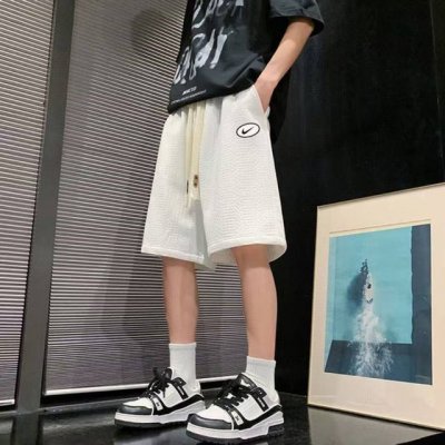 上新 Nike 耐克 夏季新款个性提花纹理百搭舒适运动短裤五分裤，男女同款。 面料采用个性提花工艺，层次感十足，插兜处耐克立体单勾贴标，简约又不简单 Ins 抖
