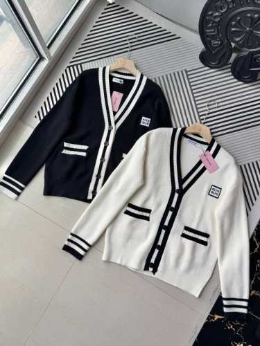 P200 Miumiu 缪缪羊绒徽标饰品毛衣开衫外套 -货号：W260378 - 颜色：黑色 白色 -购入原版开模打造，全套定制辅料，细节决定成败！众多明星同款