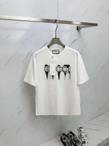 gucci 2025春夏新款男士圆领短袖T恤 专柜同步售卖，高端品质 高版本 经典字母Logo设计 定制进口100%纯棉面料 手感柔软细腻 穿着亲肤舒适又透气，