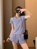 Descente迪桑特女士速干运动网球休闲套装 短袖T+短裤两件套设计 适合各种运动 上衣料子采用速干四面B1161弹的针织，织面紧实且弹性大，上身也很舒适，且