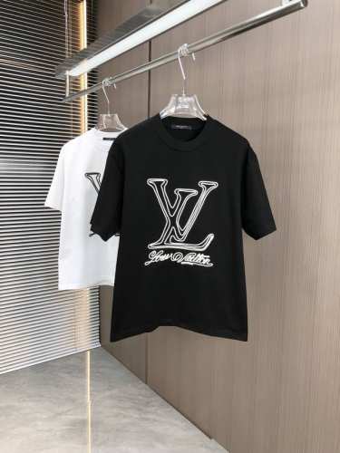 lv。2025春夏新款 字母Logo圆领短袖T恤，春夏休闲穿搭必不可少，原版纯棉面料。完完全全体现在高级审美的做工上，做工更是精致大气，Z立体感超强，非常惊艳，