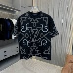 LV 驴子 25Fw春夏新款圆领T恤 采用重磅320G双纱精梳棉材质 上身立体感强 满身彩拔工艺 后幅标志黄色贴标 洗涤方式：面料仅限干洗或洗衣袋包裹反面冷水快