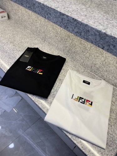 Find芬迪2025春夏新品短袖T恤施华洛钻 专属260克纯棉专柜25 Ss新品热卖 胸前形象图案Medusa仿手绘工艺印花！一款比较抽象概念设计，彰显个性潮流