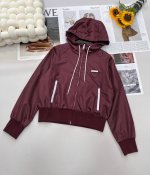 prada25Ss早春新款三角标轻薄短款连帽夹克外套丨独家Yb开发 高版出品 结合工装与风衣与防晒衣的碰撞设计 定制进口密度进口面料 特殊材质有肌理感 每个小细