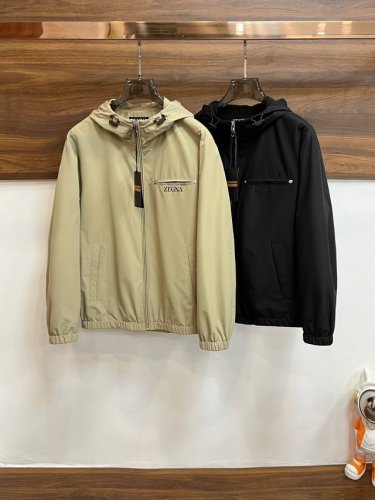 主推 Zegna 2025Ss早春新款发布杰尼亚连帽夹克外套，春季爆款外套，穿上就是舒适自在又显瘦的存在，慵懒而随性，结合干净简单的色系就特别耐看，适合日常穿着