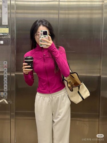 树莓色 Lulu螺纹短款上衣瑜伽外套 最期待的Lululemon树莓色他来了 对于Lululemon家来说 比起瑜伽裤，我一直比较心心念他家上衣尤其这个被夸爆了
