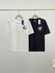 Fila Fusion斐乐潮牌男女情侣款针织短袖衫春夏新款休闲圆领T恤！ 本季Fila Fusion主要以时尚运动文化、跨界联名为主，结合当下广受欢迎的滑板、街