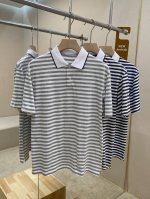 lss新款麻棉条纹Polo衫 这款Polo衫采用麻棉面料制作而成，撞色条纹款式增加款式的时尚个性，衣领翻领撞色设计，增加高级优雅感，纽扣开合，是男士商务休闲必备