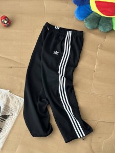 经典阔腿裤女春夏新款三叶草高腰直筒裤运动束脚裤长裤 阿迪达斯这款裤子高腰设计拉长腿部比例，直筒裤型修饰腿型，裤脚可束脚，材质轻盈透气，四季可穿侧边经典条纹装饰，