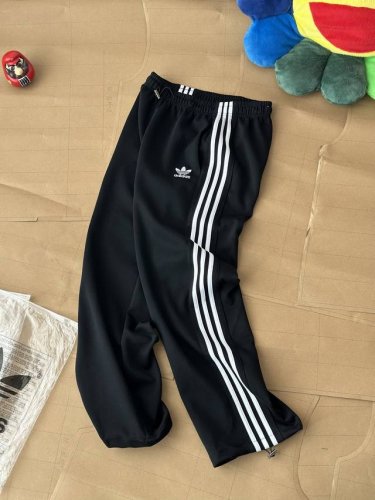 经典阔腿裤女春夏新款三叶草高腰直筒裤运动束脚裤长裤 阿迪达斯这款裤子高腰设计拉长腿部比例，直筒裤型修饰腿型，裤脚可束脚，材质轻盈透气，四季可穿侧边经典条纹装饰，