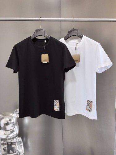 不控价 巴宝莉顶级高奢大牌外贸货重磅来袭！纯原臻品！ 品名：Burberry 巴宝莉格纹刺绣战马字母图案标签设计高端两色T恤！ 受美国对华进口商品加征惩罚性关税