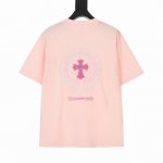 高版本Chrome Hearts克罗心 粉色贴皮刺绣马蹄小铁标短袖 前后重工刺绣设计 十字架全部定制开模 一个个缝制上去的 相当费时费力 激光定位刺绣 每一件都