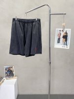 Balenciga巴黎世家独家专供新款春夏短裤高端版本！专柜定制面料 透气舒适度高，细节无可挑剔，品牌元素设计理念，体现高品质。手感细腻柔软！呈现休闲裁剪，上身