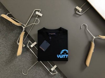 L牌*合身版型M-Xxxl 25春夏顶级黑色印花重磅经典短袖，精致工艺专柜面料，顶级元素融合打造，经典短袖3标齐全，潮男时尚，无论是上身舒适度还是都是无可比拟的