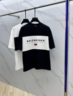Balenciag*巴黎 2025Fw春夏新品圆领打底外穿T恤，立体感Logo微廓形半袖纯棉打底，手感面糯有骨感，柔而有韧性。工艺处理，韧性和抗皱性能得到大幅度